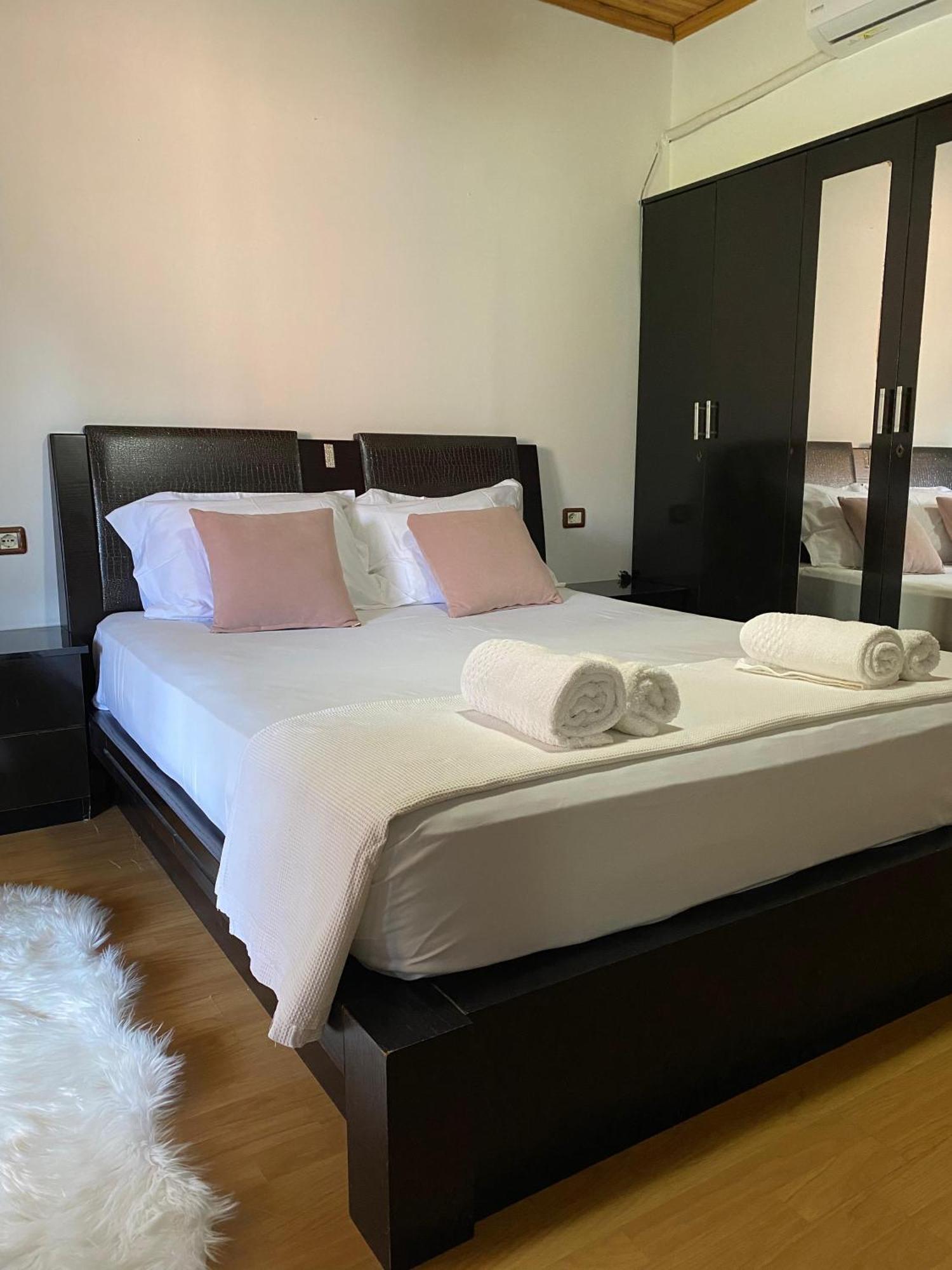 Bertis Guest House Gjirokastër Esterno foto