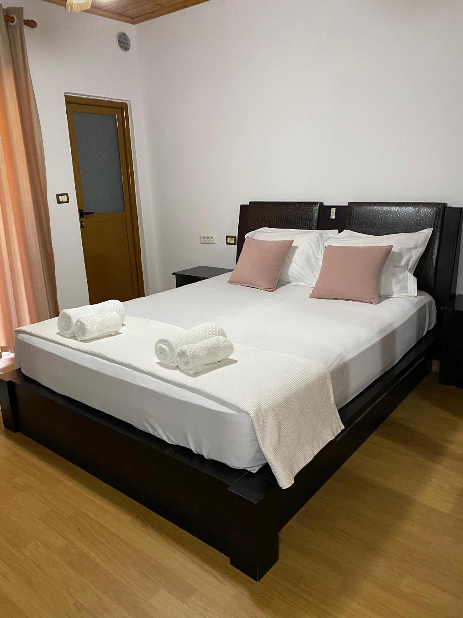 Bertis Guest House Gjirokastër Esterno foto