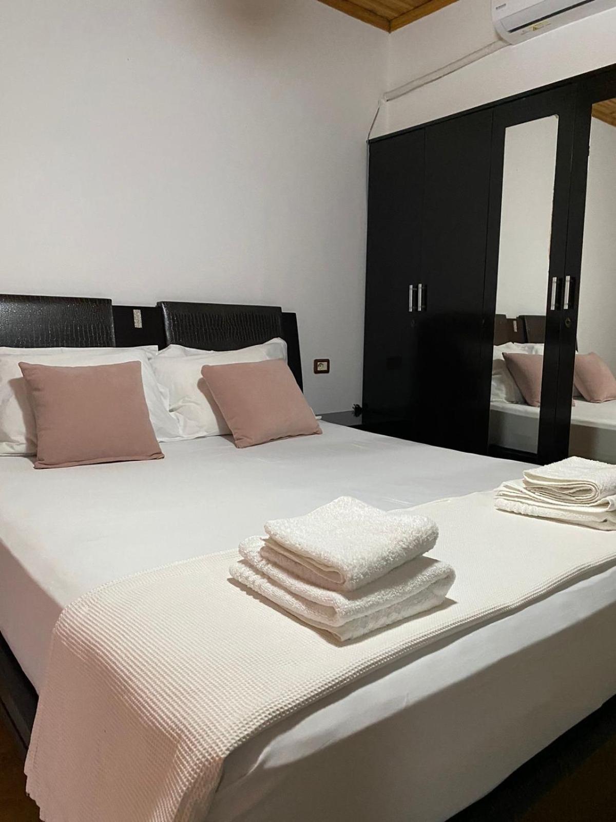 Bertis Guest House Gjirokastër Esterno foto
