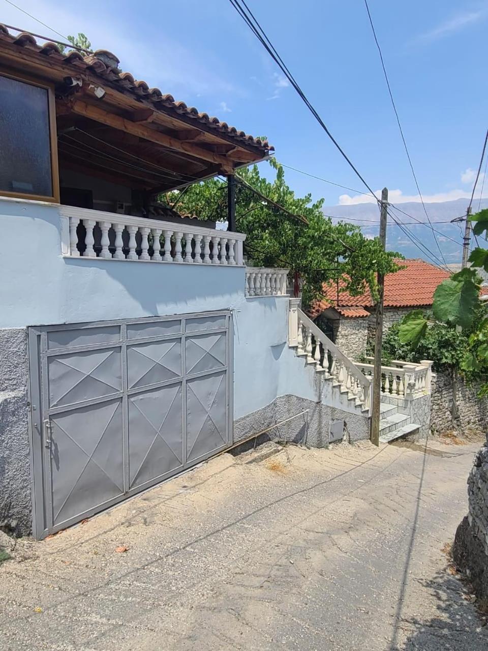 Bertis Guest House Gjirokastër Esterno foto